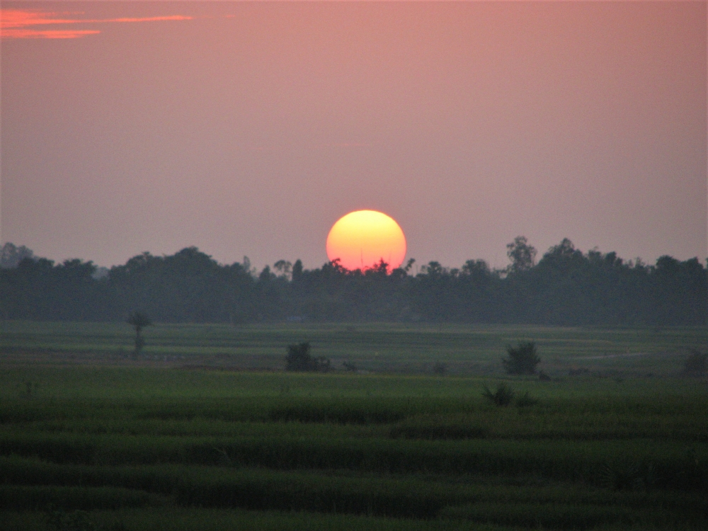THE BEAUTY OF SETTING SUN, SUN, Sunset, village, RED,YELLOW, GREEN, NATURE, WEST, BEAUTY, ROUND, PLANET, STAR, 