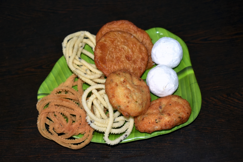 South Indian Snack , ulundu vadai, parippu, Medhu vadai,mot dal, orid dal, urid dall, urud dhal, urid gota, vade, wade, vada, wada, wadai, vegan, vegetarian, indian, food, southindian, cuisine, south, tamil, snack, india, vada, breakfast, vegetarian, coconut, ethnic, kerala, veg, nutrition, restaurant, cooked, brown, served, traditional, plate, fresh, Muruku, Diwali Murukku, rava laddu, ladduu, Adhirasam, anarsa, kachayam, Gulab Jamun, Jamun, Soft, Spongy 