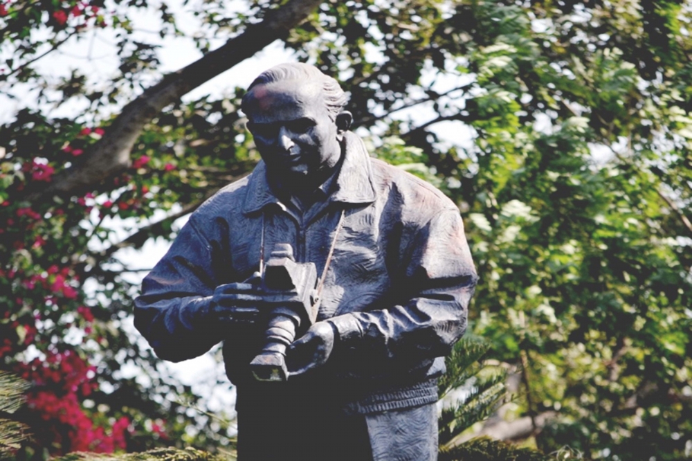 statue of a photographer, #people #portrait #portraitshoot #photography #photograph #street #streetphoto, 