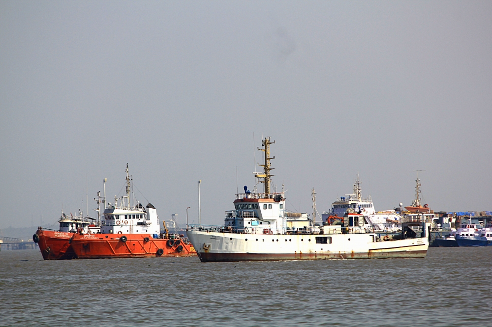 Ships in the sea, Colorful,. Large, sea, ocean, Blue, Sky, Transport, Naval, Ships