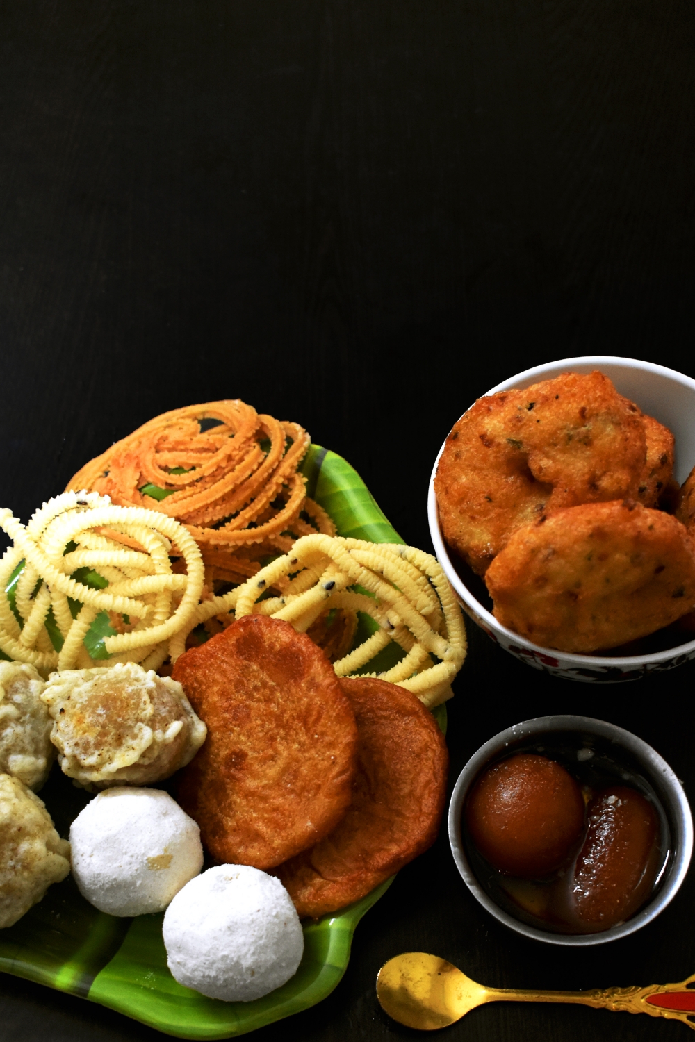 South Indian Diwali Snacks, ulundu vadai, parippu, Medhu vadai,mot dal, orid dal, urid dall, urud dhal, urid gota, vade, wade,   vada, wada, wadai, vegan, vegetarian, indian, food, southindian, cuisine, south, tamil, snack,   india, vada, breakfast, vegetarian, coconut, ethnic, kerala, veg, nutrition, restaurant, cooked,   brown, served, traditional, plate, fresh, Muruku, Diwali Murukku, rava laddu, ladduu, Adhirasam,   anarsa, kachayam, Gulab Jamun, Jamun, Soft, Spongy 