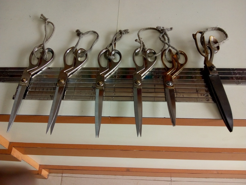 SUNDAY SCISSORS , Scissors will be happy on sunday