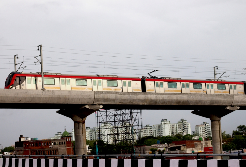 Metro Train in Lucknow, Metro train, overhead, electric, airconditioned, fast, secure, comfortable, affordable, pollution free