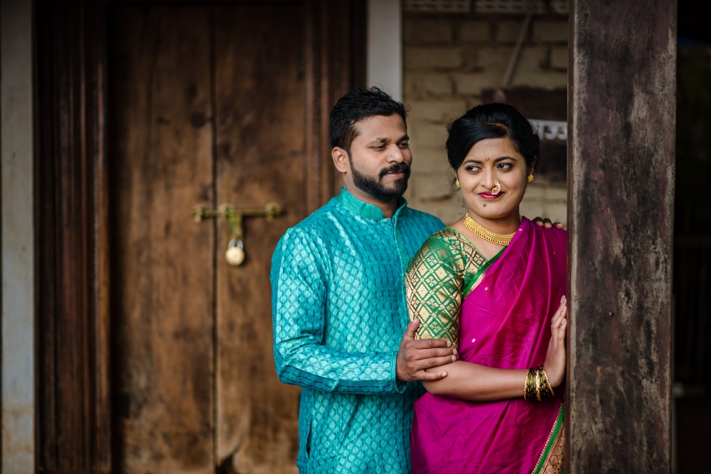 Diwali morning, couple, beauty, togather, love, squirll, beauty, fashion , saree, traditional, maharashtra, diwali, festival, celebration, pose, function, fun, outdoor, photography, pre wedding, wedding