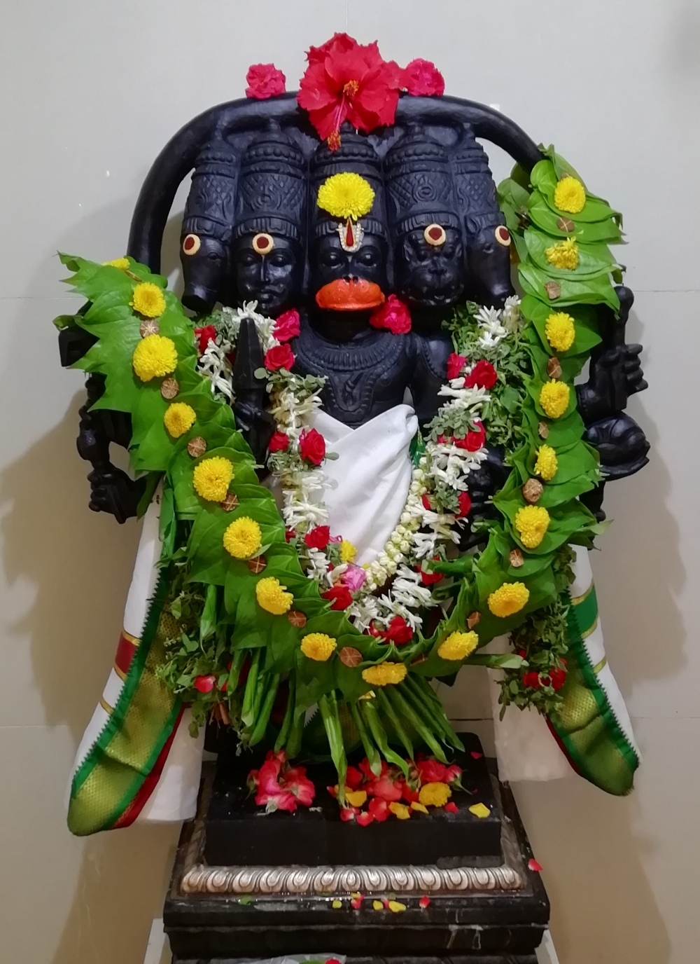 Gods scupture, Unusual
