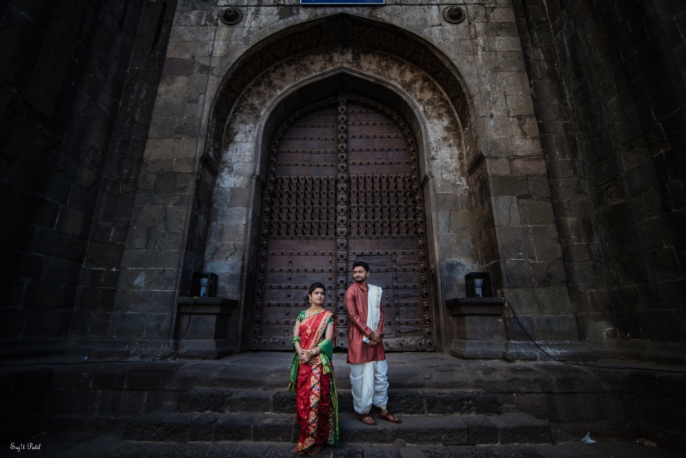 Traditional Look  , traditional, maharashtrian, look, dress, india, maharashtra, shaniwar wada, pune, people, photography, photo, vintage, fort, saree, sari, kurta, pose, prewedding, dressing, dress, outdoor, door, wall, red, 