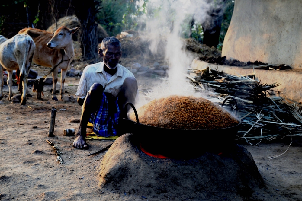 helping to family, #emotions#old age#paddy#street#nikon