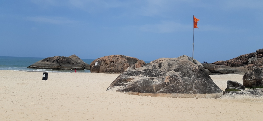 Kapu beach rocks, 3 rocks at kapu beach
