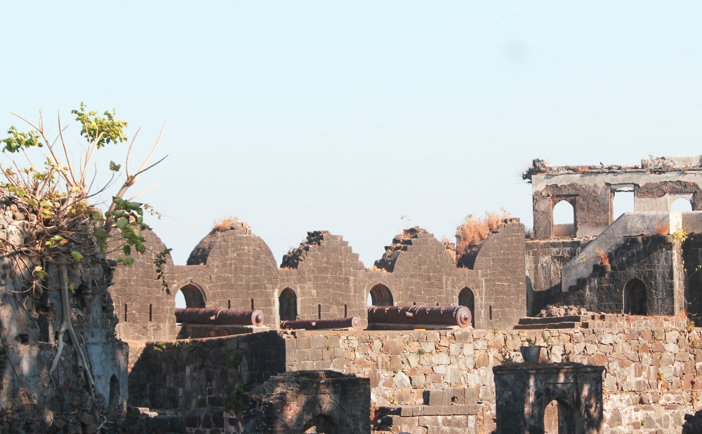 Canons on the wall , Canons, fort, wall, window, old, biggest, out of use