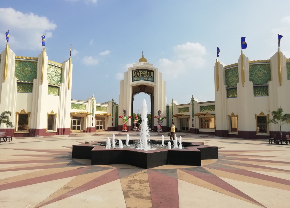 Filmcity entrance, Symmetric